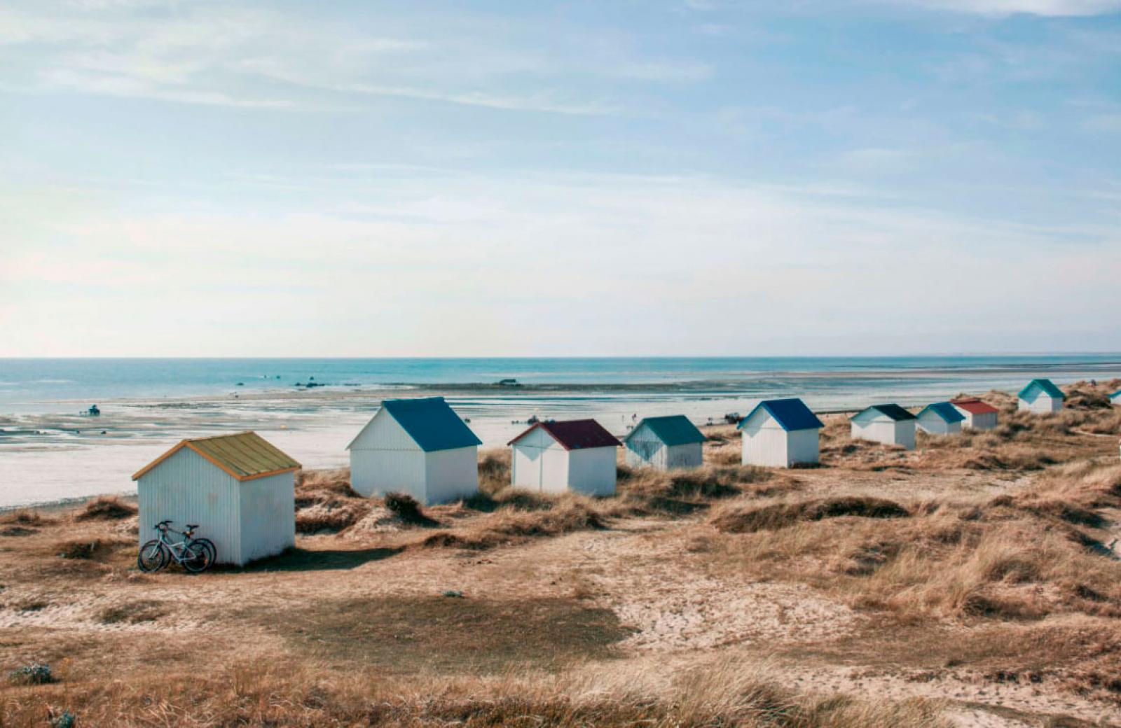 Plage avec cabanes